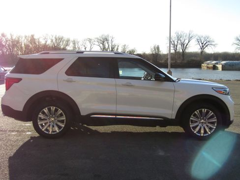Used 2024 Ford Explorer Limited w/ Limited Technology Package image 5