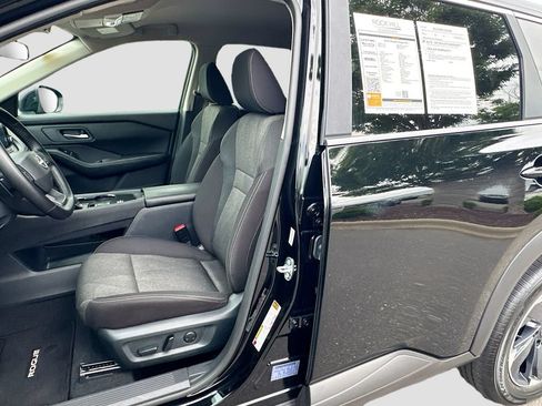 Certified 2025 Nissan Rogue SV FWD image 23