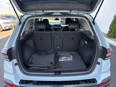 Certified 2025 Volkswagen Taos SE image 29