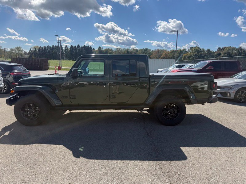 Used 2023 Jeep Gladiator Sport AWD/4WD image 16