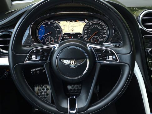 Used 2020 Bentley Bentayga Design Series image 38