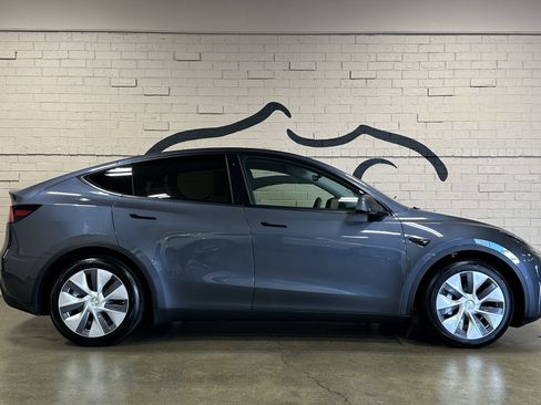 Used 2021 Tesla Model Y Long Range image 10