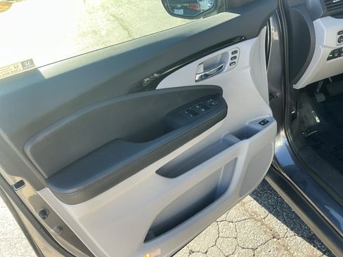 Used 2017 Honda Pilot Touring image 34