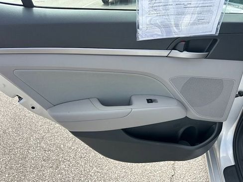 Used 2017 Hyundai Elantra SE FWD image 18
