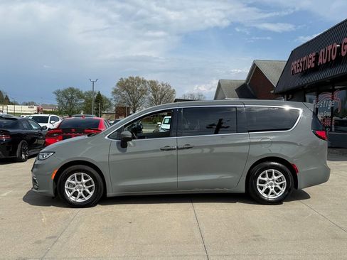 Used 2023 Chrysler Pacifica Touring-L FWD image 4