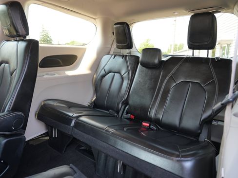Used 2024 Chrysler Pacifica Touring-L FWD image 28
