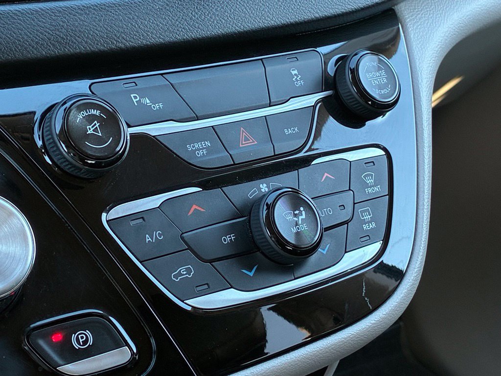 Used 2017 Chrysler Pacifica Touring-L FWD image 25
