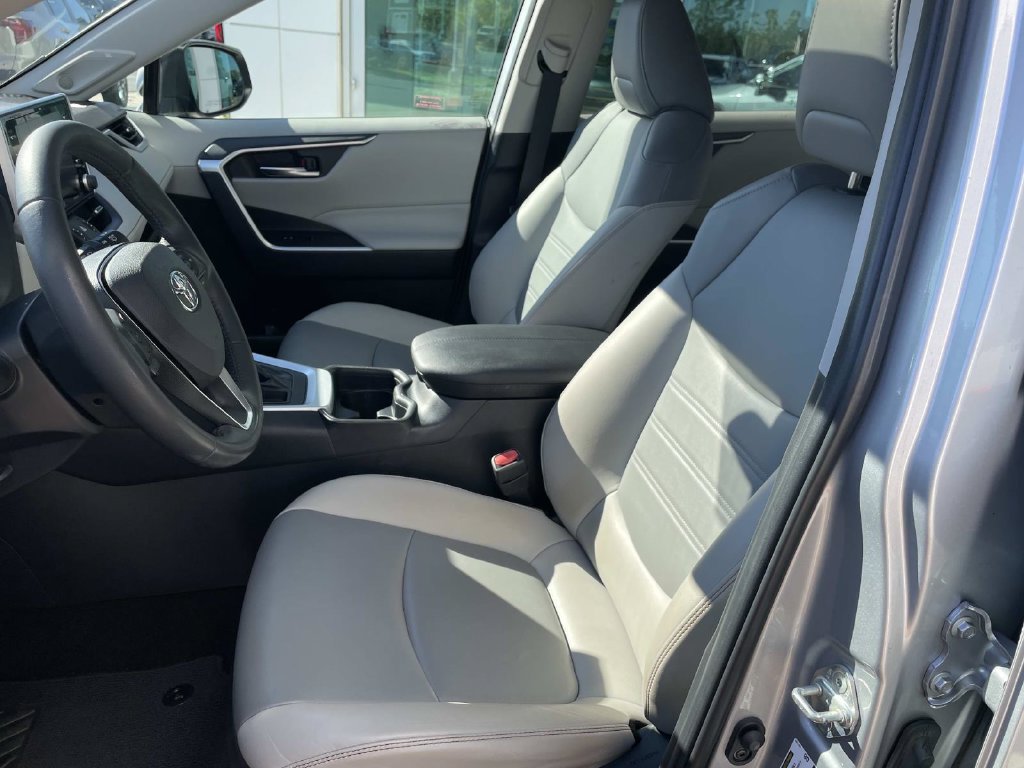 Used 2019 Toyota RAV4 XLE Premium FWD image 18