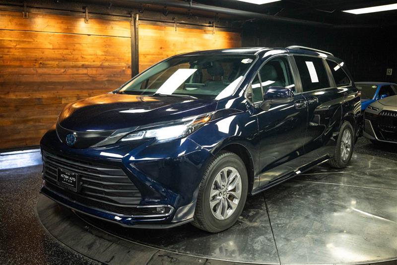 Used 2023 Toyota Sienna XLE FWD image 2
