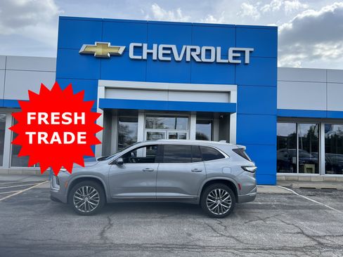 Used 2025 Buick Enclave Avenir AWD/4WD image 2
