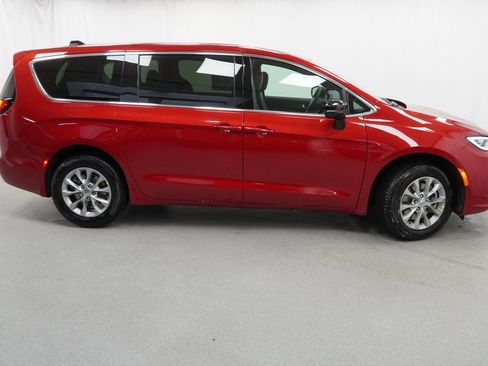 Certified 2025 Chrysler Pacifica Select image 10