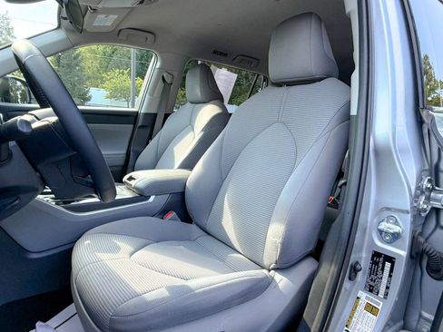 Used 2022 Toyota Highlander LE image 6