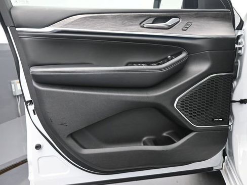 Used 2023 Jeep Grand Cherokee Overland image 12