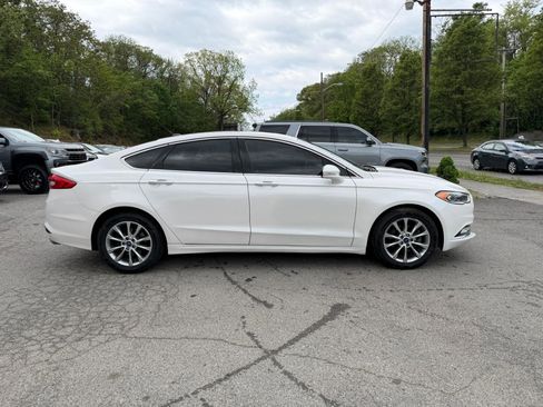 Used 2017 Ford Fusion SE w/ Fusion SE Technology Package FWD image 4
