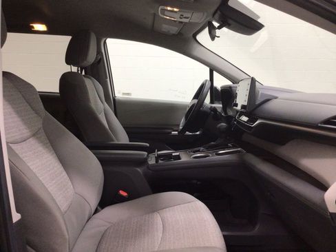 Used 2024 Toyota Sienna LE image 28