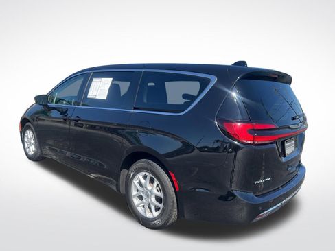 Used 2024 Chrysler Pacifica Touring-L FWD image 3