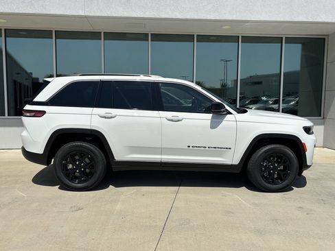 New 2026 Jeep Grand Cherokee Altitude RWD image 2