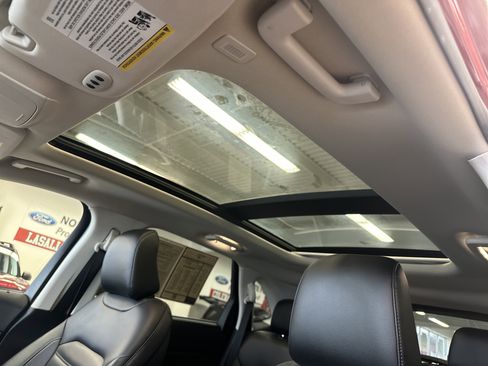 Used 2023 Ford Edge SEL w/ Convenience Package image 4