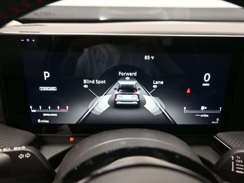 New 2025 Nissan Kicks SR image 13