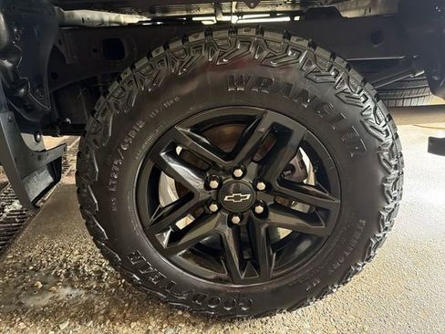 Used 2023 Chevrolet Silverado 1500 Custom Trail Boss w/ LPO, Dark Essentials Package image 10