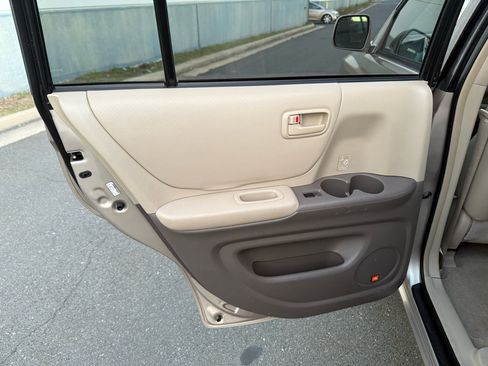 Used 2005 Toyota Highlander 4WD V6 w/ 3rd Row image 17