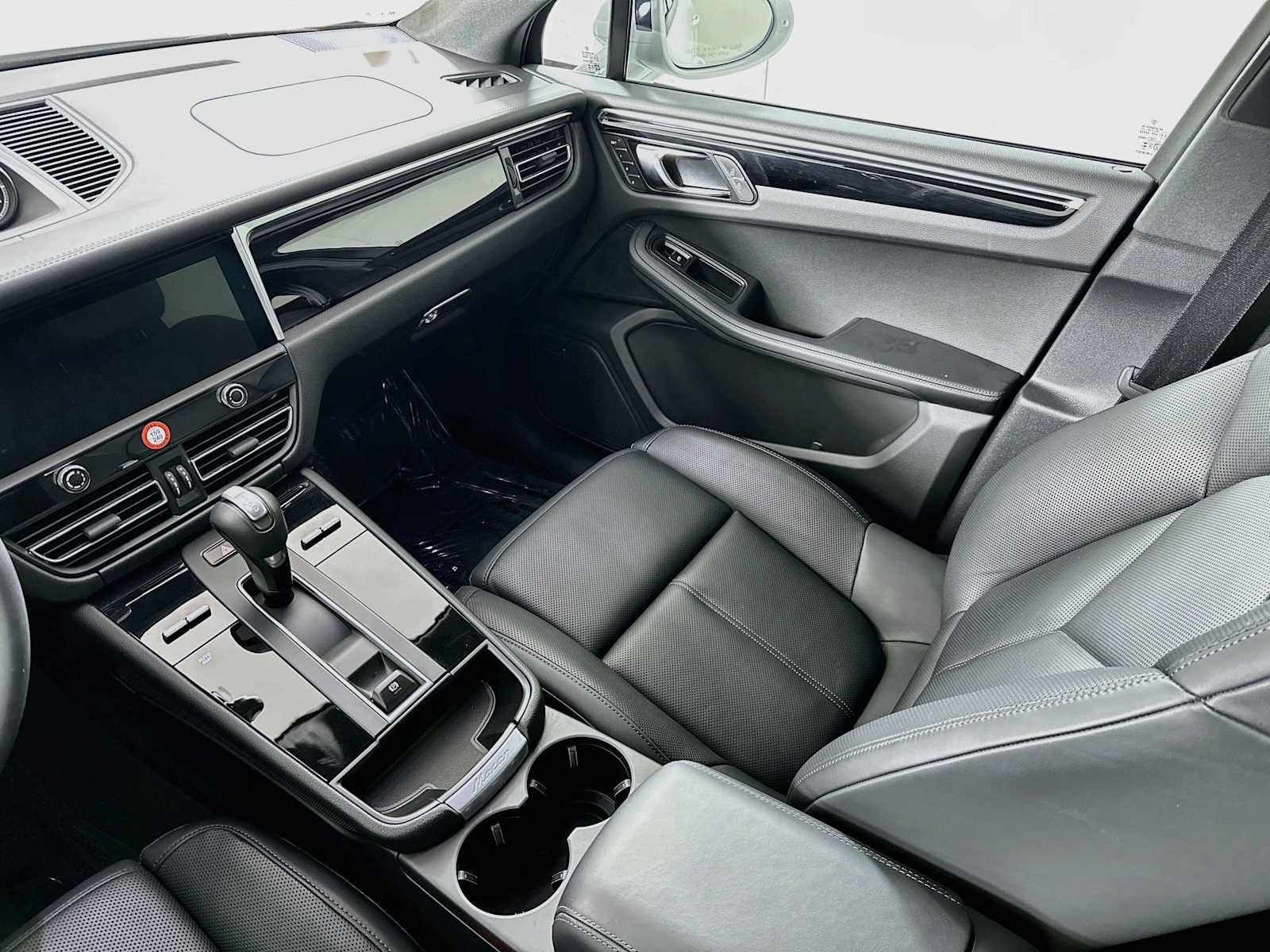 Certified 2026 Porsche Macan AWD/4WD image 25