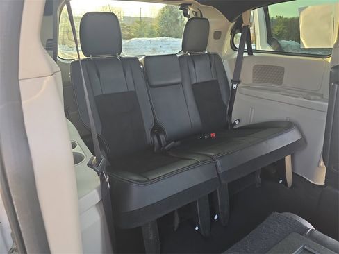 Used 2019 Dodge Grand Caravan SXT image 12