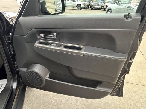 Used 2011 Jeep Liberty Limited Jet AWD/4WD image 16