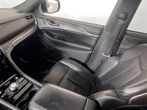 Used 2023 Jeep Grand Cherokee Overland w/ Adv Protech Group III image 25