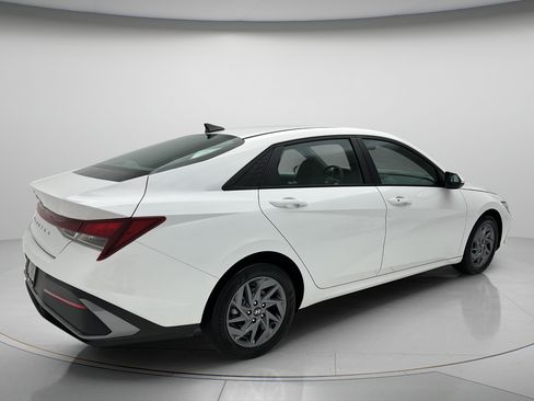 Used 2024 Hyundai Elantra SEL FWD image 5