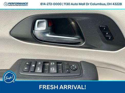 Used 2024 Chrysler Pacifica Touring-L AWD/4WD image 11