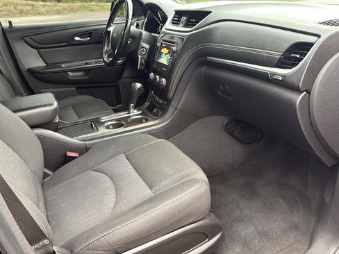 Used 2016 Chevrolet Traverse LT w/ Style and Technology Package FWD image 26
