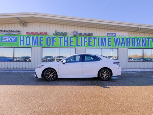 Used 2023 Toyota Camry SE image 3