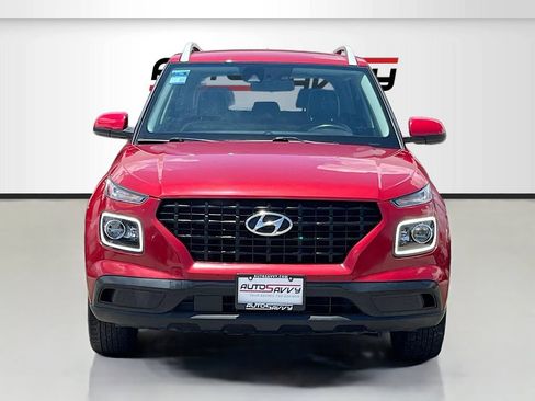 Used 2022 Hyundai Venue Limited FWD image 2