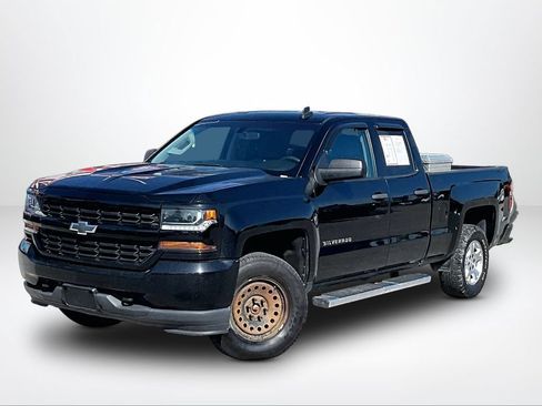 Used 2018 Chevrolet Silverado 1500 Custom w/ Custom Convenience Package AWD/4WD image 2