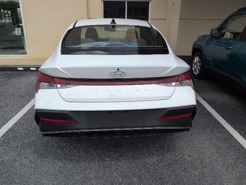 Used 2025 Hyundai Elantra SE FWD image 7