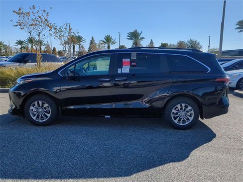 New 2026 Toyota Sienna XLE image 7