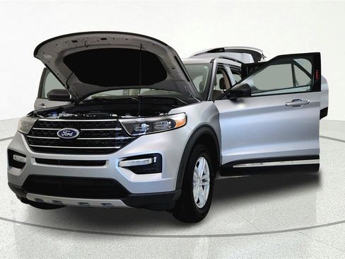 Used 2021 Ford Explorer XLT w/ Equipment Group 202A AWD/4WD image 34