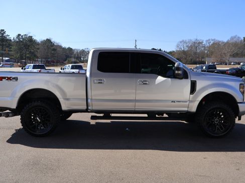 Used 2019 Ford F250 Lariat w/ Lariat Ultimate Package image 4