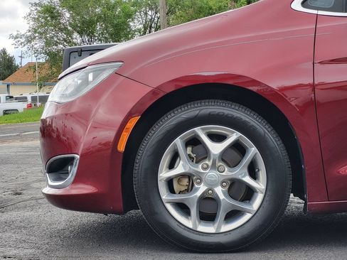 Used 2018 Chrysler Pacifica Limited FWD image 13