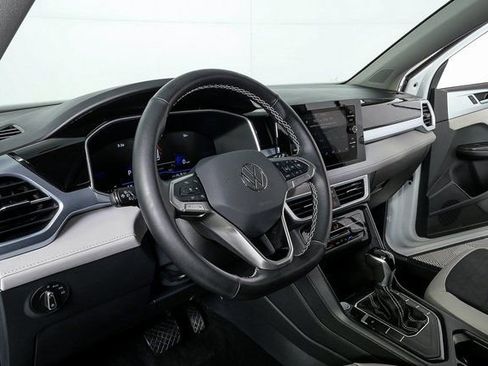 Certified 2025 Volkswagen Taos SE image 5