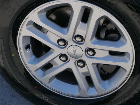Used 2025 Jeep Grand Cherokee Laredo RWD image 10