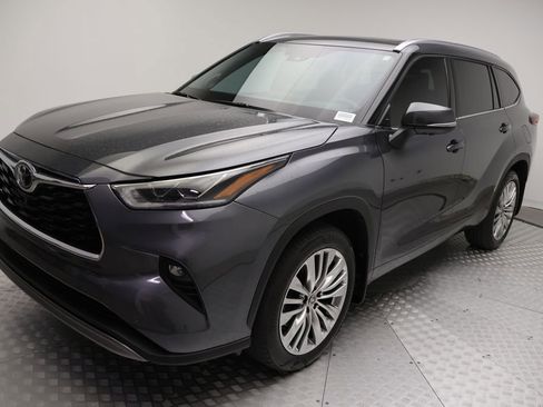 Certified 2024 Toyota Highlander Platinum FWD image 2