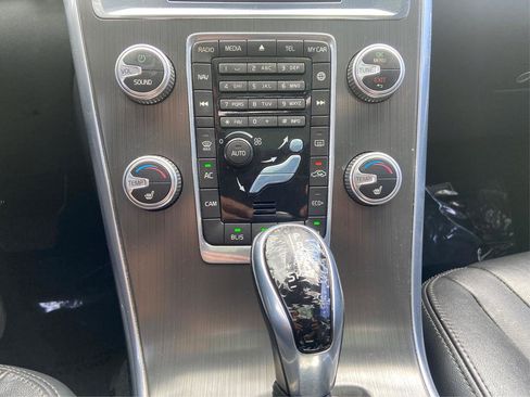Used 2016 Volvo XC60 T5 Premier w/ Proximity Package FWD image 17