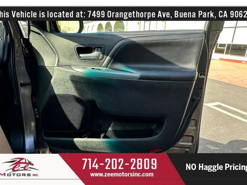 Used 2017 Toyota Sienna SE Premium w/ Cargo Management Package FWD image 48