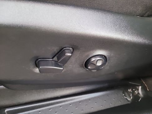 Certified 2025 Chrysler Pacifica Limited image 19