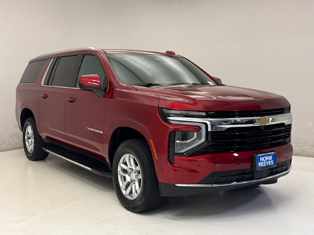 Used 2025 Chevrolet Suburban LS RWD image 4