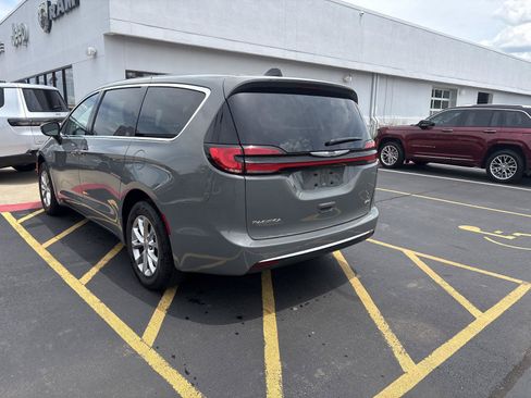 Used 2023 Chrysler Pacifica Touring-L AWD/4WD image 7