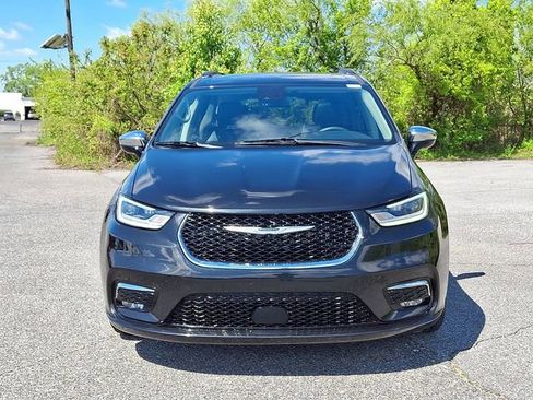 Used 2023 Chrysler Pacifica Limited FWD image 2