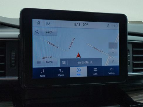Used 2022 Ford Explorer Limited w/ Equipment Group 301A AWD/4WD image 18